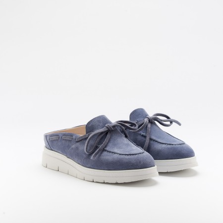 The Milana Glacial is a very comfortable shoe for you to use in your daily life, such as travelling, working or going for a walk. It really goes along with some jeans, skirt or even some shorts. Since it´s hand crafted in all leather, it gives you much more durability and comfort. The leather material gives it a very breathable wear while the cushioned removable insole really gives you a more comfortable and orthopedic wear. It´s 3cm sole provides comfort and is the ideal height for everyday wear while the open back it´s perfect for the warm days. The shipping is free in our online store.