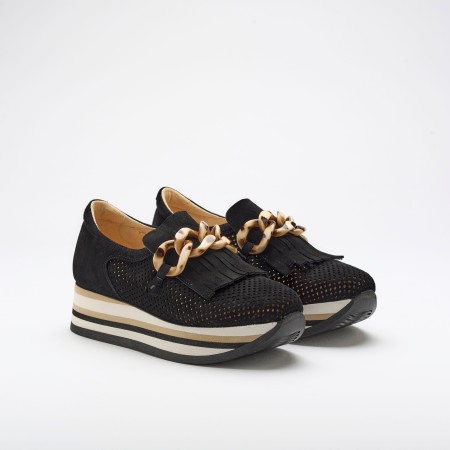 The Cadie Black is a very comfortable shoe for you to use in your daily life, such as travelling, working or going for a walk. It really goes along with some jeans, skirt or even some shorts. Since it´s hand crafted in all leather, it gives you much more durability and comfort. The leather is all perfurated giving you a aired sensation on the foot and it´s perfect for those hot summer and spring days. The removable insole really gives you a more personalised and orthopedic comfort. The plastic insert on top is perfect as it´s gives a pop of colour and some detailing to the shoe. The shipping is free in our online store.