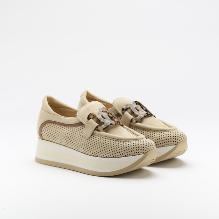 The Calyn Desert is a very comfortable shoe for you to use in your daily life, such as travelling, working or going for a walk. It really goes along with some jeans, skirt or even some shorts. Since it´s hand crafted in all leather, it gives you much more durability and comfort. The leather is all perfurated giving you a aired sensation on the foot and it´s perfect for those hot summer and spring days. The removable insole really gives you a more personalised and orthopedic comfort. The plastic insert on top is perfect as it´s gives a pop of colour and some detailing to the shoe. The shipping is free in our online store.