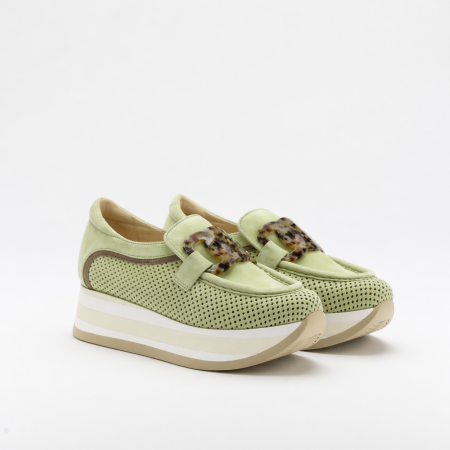 The Calyn Tea is a very comfortable shoe for you to use in your daily life, such as travelling, working or going for a walk. It really goes along with some jeans, skirt or even some shorts. Since it´s hand crafted in all leather, it gives you much more durability and comfort. The leather is all perfurated giving you a aired sensation on the foot and it´s perfect for those hot summer and spring days. The removable insole really gives you a more personalised and orthopedic comfort. The plastic insert on top is perfect as it´s gives a pop of colour and some detailing to the shoe. The shipping is free in our online store.