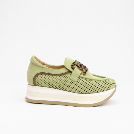 The Calyn Tea is a very comfortable shoe for you to use in your daily life, such as travelling, working or going for a walk. It really goes along with some jeans, skirt or even some shorts. Since it´s hand crafted in all leather, it gives you much more durability and comfort. The leather is all perfurated giving you a aired sensation on the foot and it´s perfect for those hot summer and spring days. The removable insole really gives you a more personalised and orthopedic comfort. The plastic insert on top is perfect as it´s gives a pop of colour and some detailing to the shoe. The shipping is free in our online store.